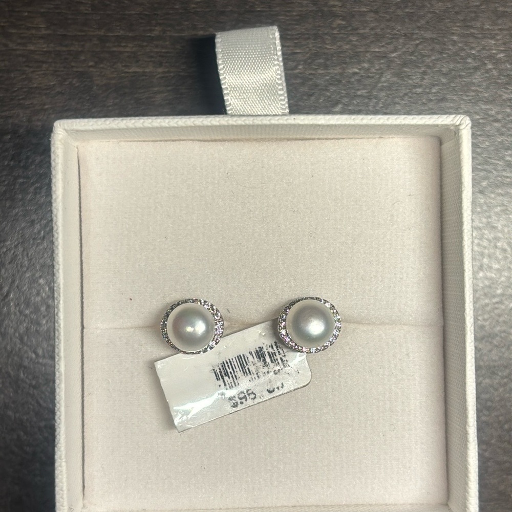 ✨Pearl Earrings✨ - Picture 2 of 3